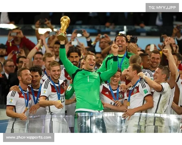 亨克门将德诺伊尔臀部救险,队友赛后调侃致敬